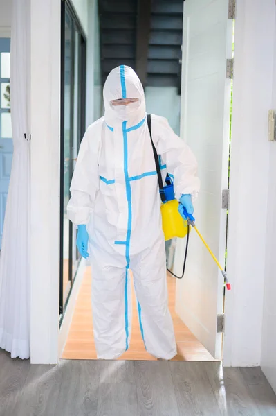 Een Medisch Personeel Pbm Pak Gebruikt Desinfecterende Spray Woonkamer Covid — Stockfoto