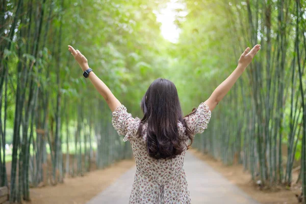 Une Jeune Femme Est Bras Ouverts Dans Fond Vert Nature — Photo