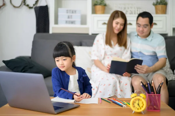 Azjatycka Szczęśliwa Córka Używają Laptopa Nauki Online Przez Internet Podczas — Zdjęcie stockowe