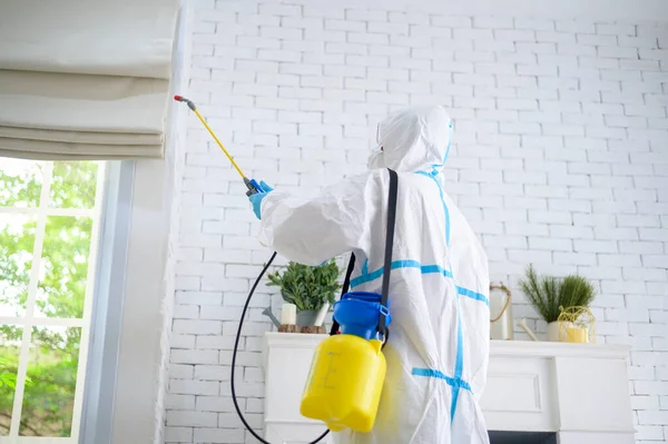 Een Medisch Personeel Pbm Pak Gebruikt Desinfecterende Spray Woonkamer Covid — Stockfoto