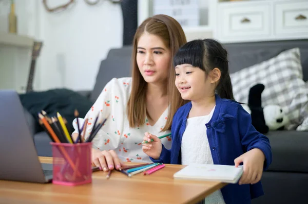 Asiático Feliz Mãe Filha Estão Usando Laptop Para Estudar Online — Fotografia de Stock