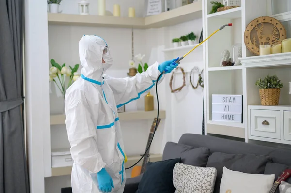 Ein Medizinisches Personal Psa Anzug Benutzt Desinfektionsspray Wohnzimmer Covid Schutz — Stockfoto