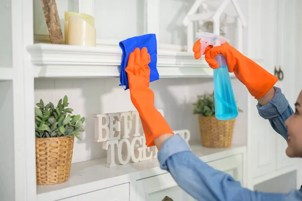 健康と医療 家庭の概念でCovid 19保護を掃除するアルコールスプレー消毒剤を使用して手袋を掃除する女性 — ストック写真
