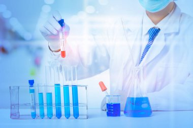 Laboratuvar asistanı kan testi yaptırıyor.