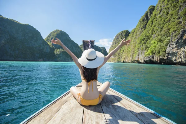 Vista Mujer Traje Baño Disfrutando Cola Larga Tradicional Tailandesa Barco —  Fotos de Stock