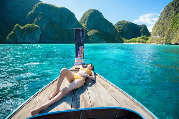 Blick Auf Eine Frau Badeanzug Die Auf Einem Traditionellen Thailändischen — Stockfoto