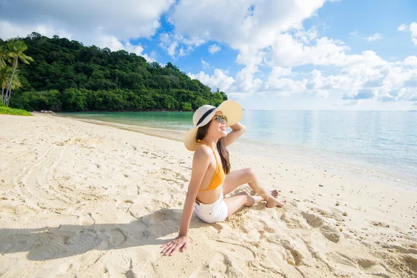 Eine Glückliche Schöne Frau Gelben Bikini Genießt Und Entspannt Strand — Stockfoto