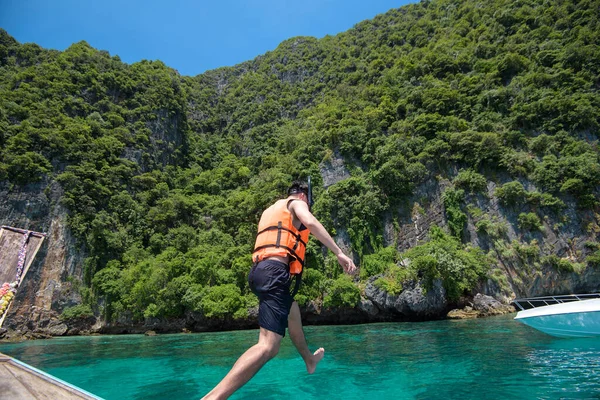 Ein Aktiver Mann Auf Einem Traditionellen Thailändischen Langschwanzboot Ist Bereit — Stockfoto