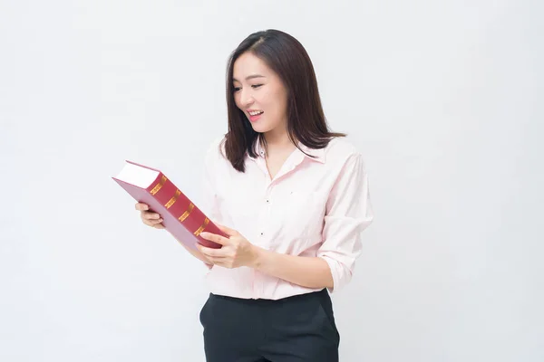 Retrato Bela Estudante Mulher Camisa Rosa Está Segurando Livro Isolado — Fotografia de Stock