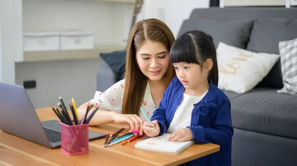 Asiática Feliz Mamá Hija Están Utilizando Ordenador Portátil Para Estudiar — Foto de Stock