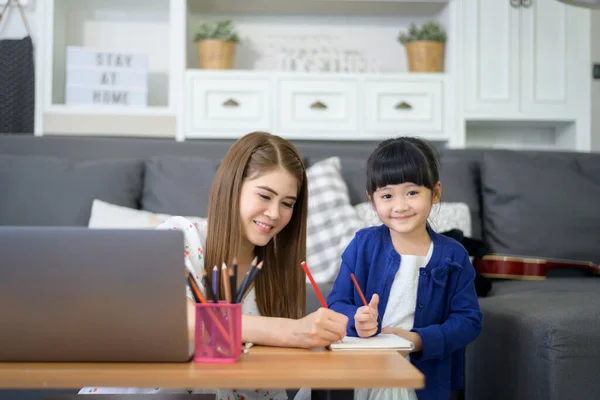 Asiática Feliz Mamá Hija Están Utilizando Ordenador Portátil Para Estudiar — Foto de Stock