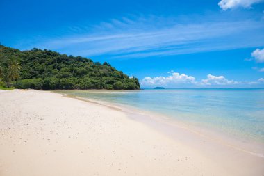 Tropikal plajın güzel manzarası, zümrüt deniz ve mavi gökyüzüne karşı beyaz kum, Tayland 'daki phi adasında Maya körfezi 