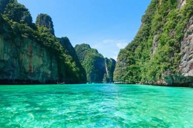 Tropikal plajın güzel manzarası, zümrüt deniz ve mavi gökyüzüne karşı beyaz kum, Tayland 'daki phi adasında Maya körfezi 