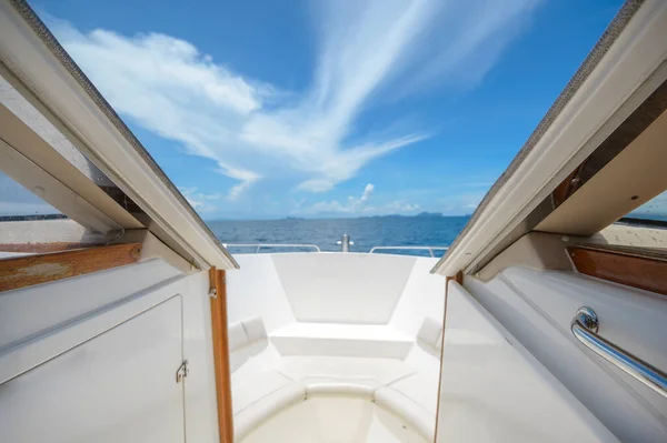 View Front Luxury Speedboat Beautiful Ocean Mountain Background — Stock Photo, Image