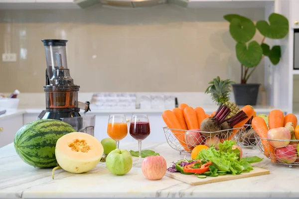 Zdravé Čerstvé Ovoce Zelenina Odšťavňovače Jsou Stole Kuchyni Připravené Přípravě — Stock fotografie