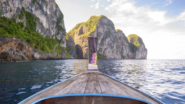 Blick Auf Das Traditionelle Thailändische Langschwanzboot Über Klares Meer Und — Stockfoto