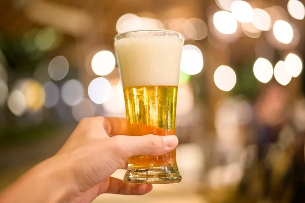 Primer Plano Mano Sosteniendo Vaso Cerveza Para Celebrar Restaurante — Foto de Stock