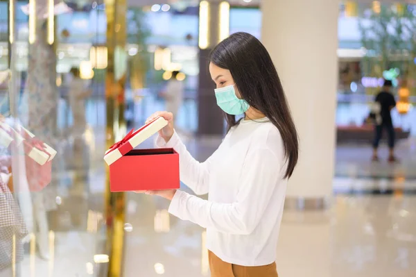 Uma Mulher Usando Máscara Protetora Segurando Uma Caixa Presente Shopping — Fotografia de Stock