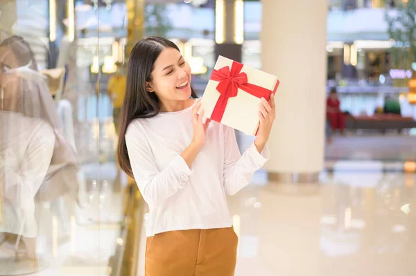 Жінка Тримає Сувенірну Коробку Торговому Центрі День Подяки Різдвяний Концепт — стокове фото