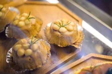 Kafenin kilerindeki lezzetli pastaneyi kapat..