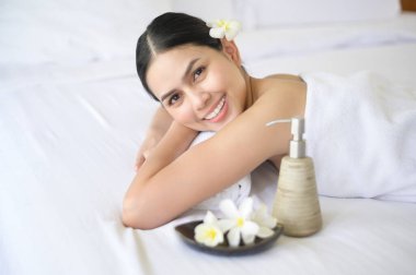 Güzel bir kadın dinleniyor ve masaj merkezinde masaj yaptırıyor. Masaj ve güzellik tedavi konsepti..