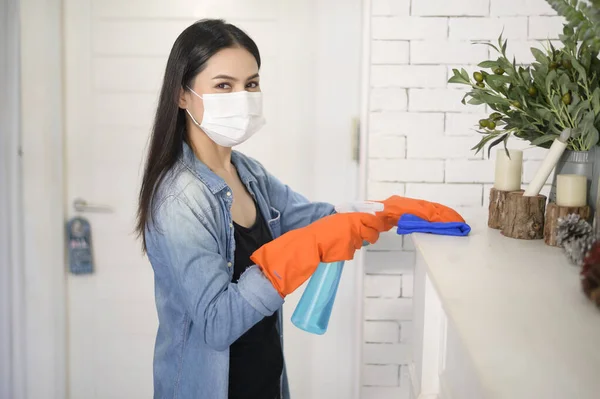 健康と医療 家庭の概念でCovid 19保護を掃除するアルコールスプレー消毒剤を使用して手袋を掃除する女性 — ストック写真