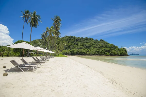 Beautiful View Landscape Lounge Chairs Tropical Beach Emerald Sea White — Stock Photo, Image