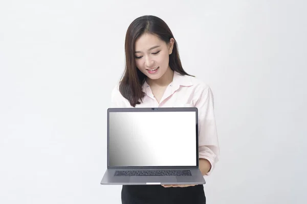 Eine Asiatische Frau Hält Einen Laptop Auf Weißem Studiohintergrund — Stockfoto