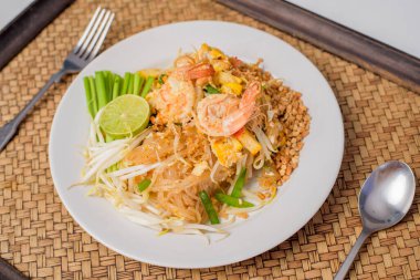 Thai geleneksel yemek yastığı Tayland eriştesi karides ve ahşap masa