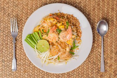 Geleneksel Tayland yemeği, Tayland eriştesi, ahşap masada karidesli.