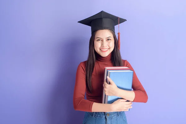 Mezuniyet Şapkası Menekşe Arka Planda Genç Bir Üniversite Öğrencisi Kadının — Stok fotoğraf