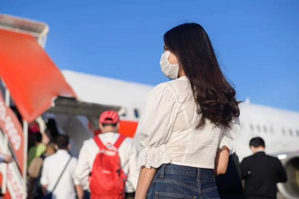 Young Woman Traveler Wearing Protective Mask Getting Airplane Ready Take — Stock Photo, Image