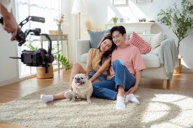 Bir çift halının üzerinde rahatlar, birlikte hafif bir anın tadını çıkarırlar ve anılarını yakalarlar..