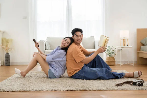 Parlak, havadar bir oturma odasında, yumuşak bir halının üzerinde sırt sırta verip rahatlayan bir çift..