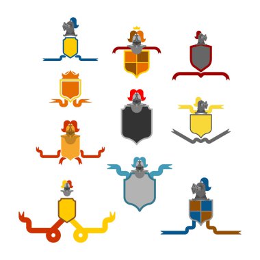 Knight kask Heraldic kalkan ayarlayın. Şablon hanedanlık armaları tasarım öğesi. Kraliyet famil arması