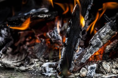 yanan kömürler ve ızgara arka planda alevler.