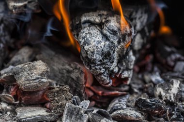 yanan kömürler ve ızgara arka planda alevler.