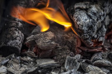 yanan kömürler ve ızgara arka planda alevler.