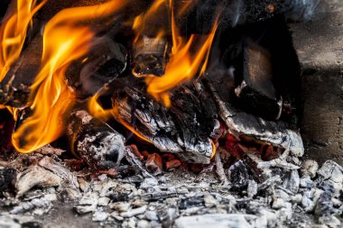yanan kömürler ve ızgara arka planda alevler.