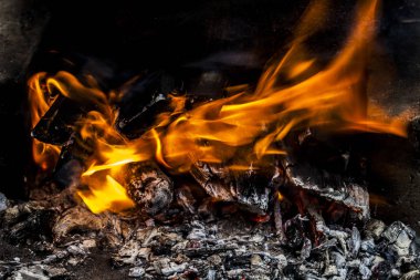 yanan kömürler ve ızgara arka planda alevler.