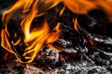 yanan kömürler ve ızgara arka planda alevler.