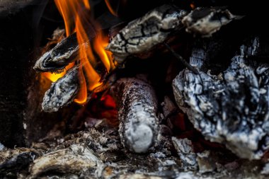 yanan kömürler ve ızgara arka planda alevler.
