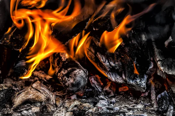 불타는 석탄과 불길이 그릴에 — 스톡 사진