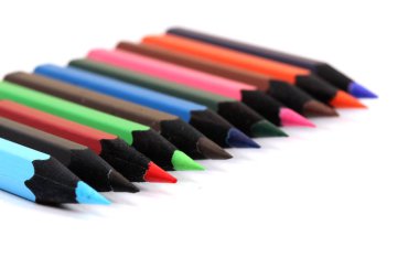 Beyaz arka planda izole edilmiş renkli kalemler. Kapatın..