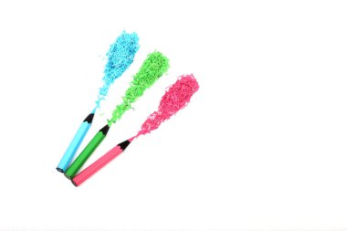 Beyaz arka planda izole edilmiş renkli kalemler. Kapatın..