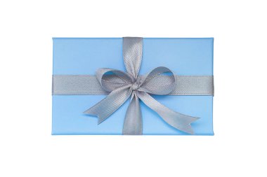 Mavi Hediye Kutusu ve Beyaz Kurdele. Beyaz arka planda izole edilmiş. Yüksek kalite fotoğraf