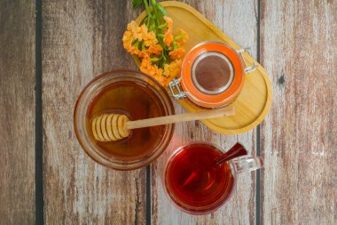 Sıcak bir kompozisyon, balın, bitkisel çayın ve kır ağacında canlı çiçeklerin zengin notalarını vurguluyor.