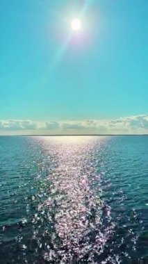 Okyanusun çarpıcı manzarası altın güneş ışığını yansıtıyor, derin bir sükunet ve doğal güzelliği çağrıştırıyor.