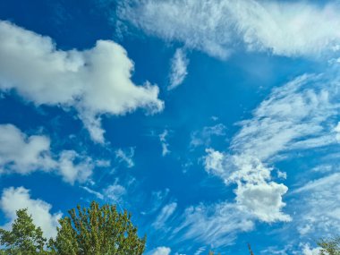 Arka plan için güzel mavi gökyüzü bulutları. Yüksek kalite fotoğraf
