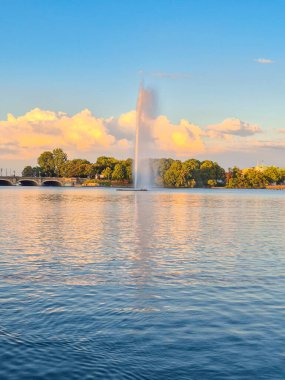 02.09.2025. Hamburg. Almanya. Hamburg şehir merkezi, Alster, şehirdeki göl. Yüksek kalite fotoğraf